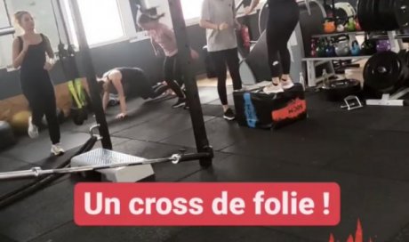 Cours de cross training ou hiit boxing dans un grand espace zone fonctionnelle à Planète Fitness Saint Etienne à Villars