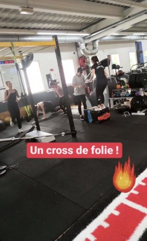 Cours de cross training ou hiit boxing dans un grand espace zone fonctionnelle à Planète Fitness Saint Etienne à Villars