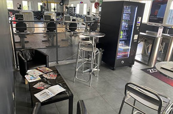 Salle de sport avec espace détente et bar à  protéines 