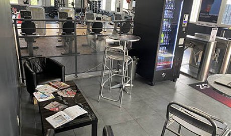 Salle de sport avec espace détente et bar à  protéines 